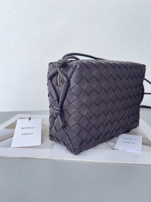Bo*te*ga ve*ne*ta small loop camera bag