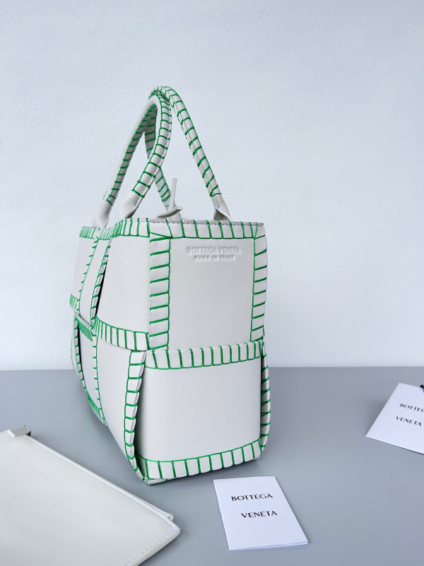 Bo*te*ga ve*ne*ta small arco tote bag