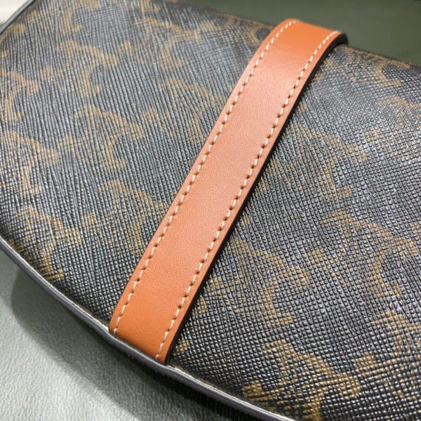 Ce**e clutch on strap