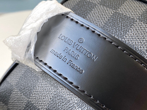 l**is V*t*n toiletry pouch