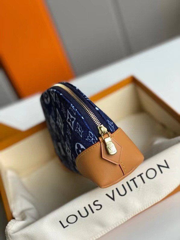 l**is V*t*n since 1854 cosmetic pouch pm