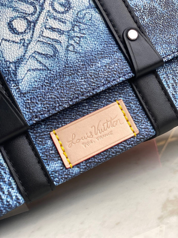 l**is V*t*n trunk slingbag