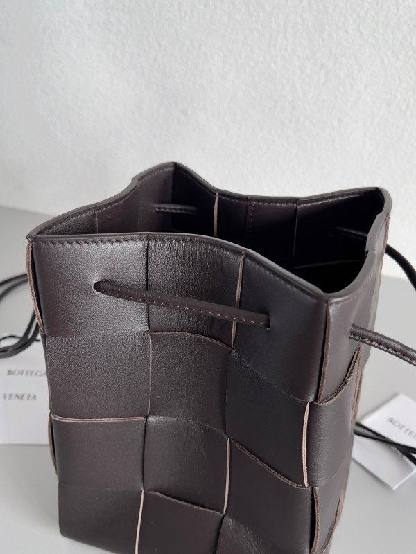 Bo*te*ga ve*ne*ta cassette bucket bag