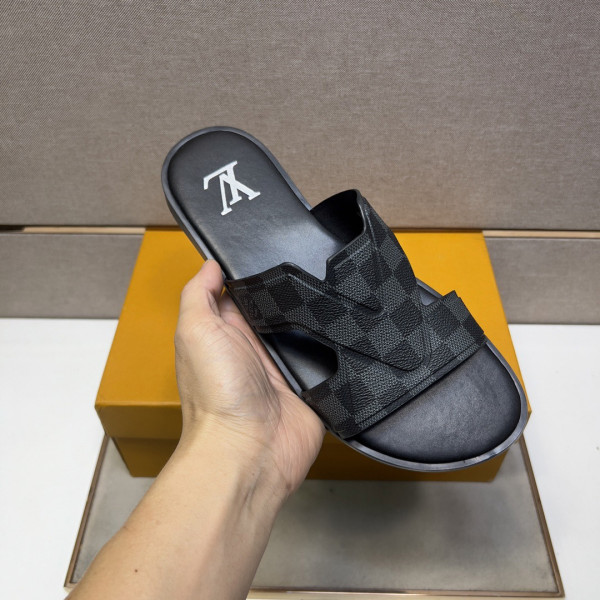 l**is V*t*n sandals