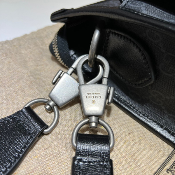 G*u*i messenger bag with interlocking g