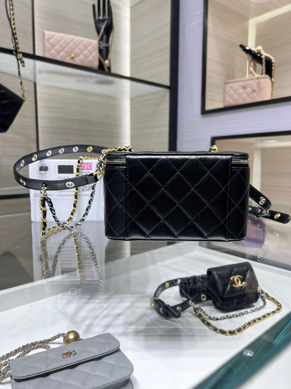 CL VANITY WITH CHAIN