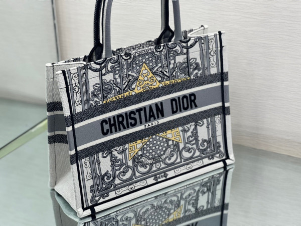 medium D*or book tote