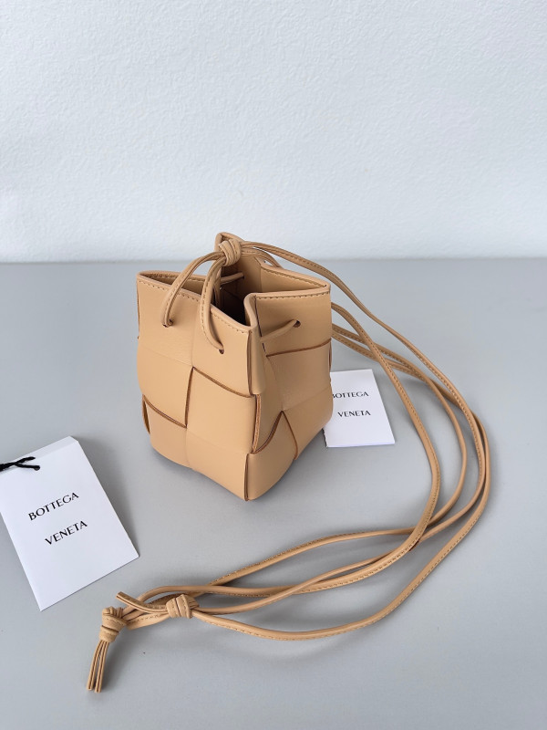 Bo*te*ga ve*ne*ta mini cassette bucket bag