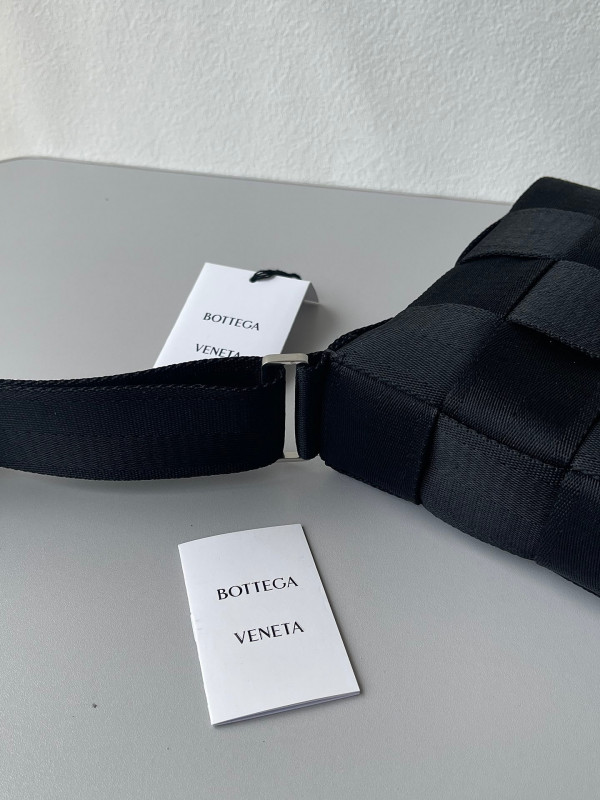 Bo*te*ga ve*ne*ta cassette webbing