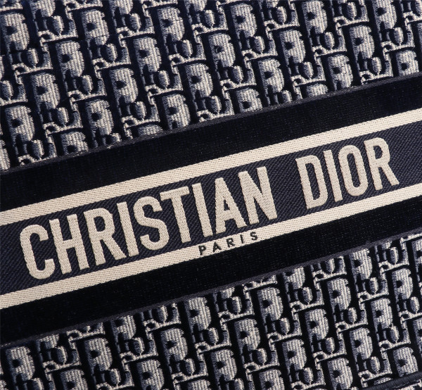 medium D*or book tote
