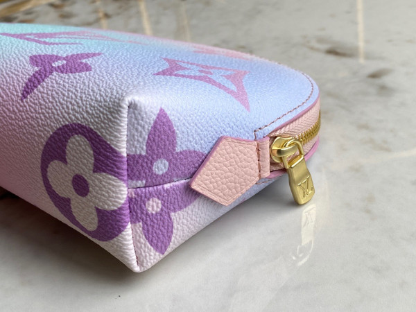 l**is V*t*n cosmetic pouch