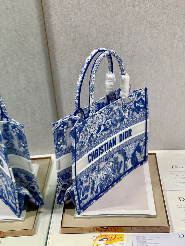 medium D*or book tote