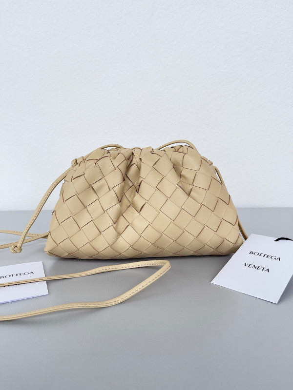 Bo*te*ga ve*ne*ta mini pouch