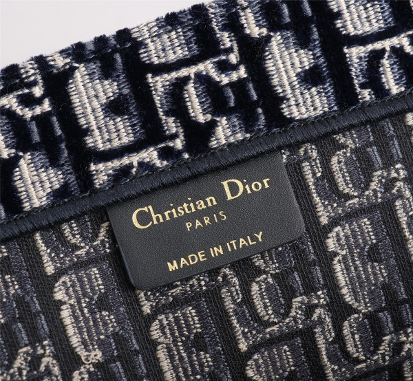 large D*or book tote