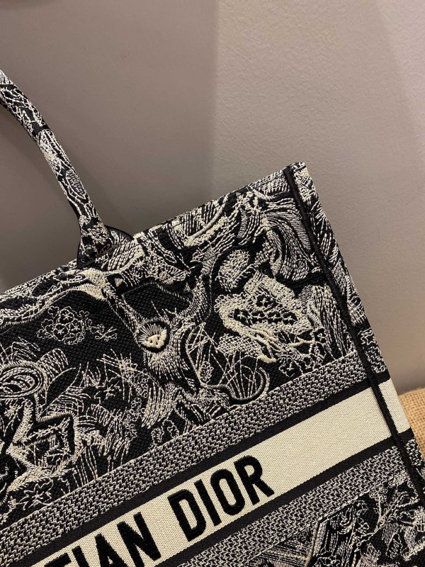 large D*or book tote