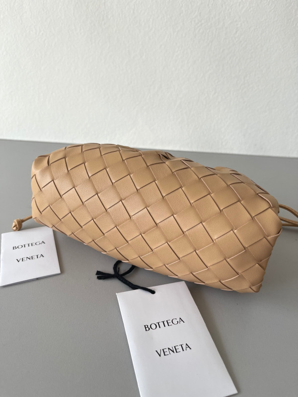 Bo*te*ga ve*ne*ta mini pouch