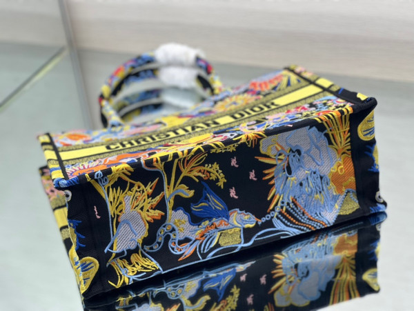 medium D*or book tote