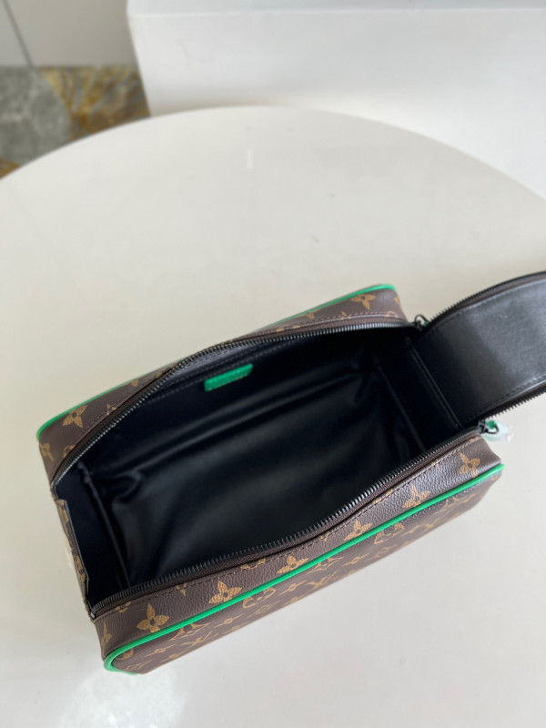 l**is V*t*n dopp kit toilet pouch