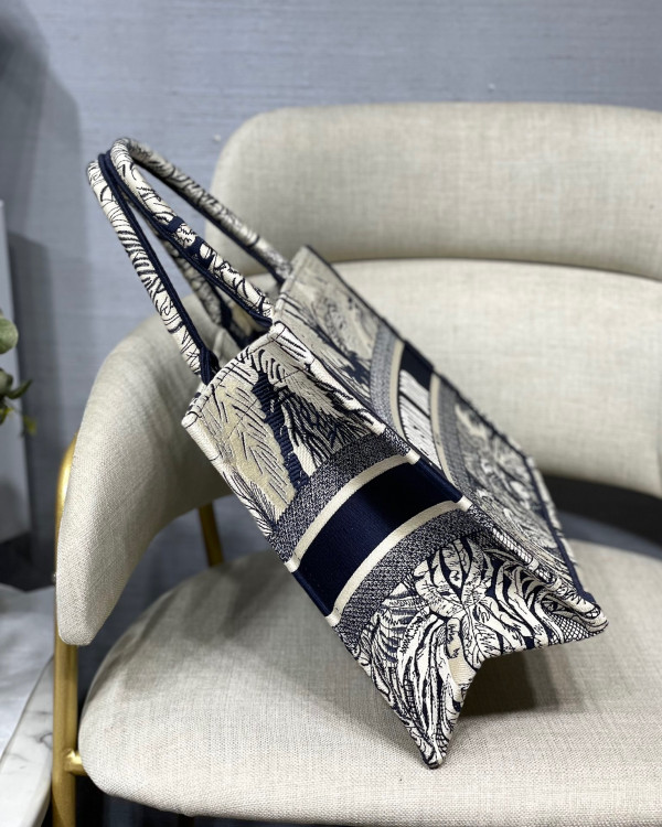 medium D*or book tote