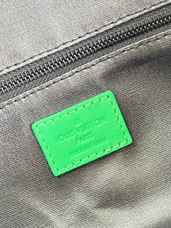 l**is V*t*n dopp kit toilet pouch