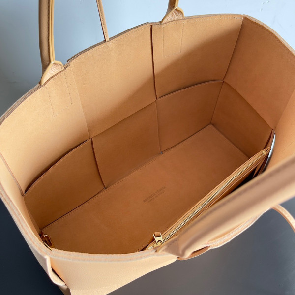 Bo*te*ga ve*ne*ta arco medium tote
