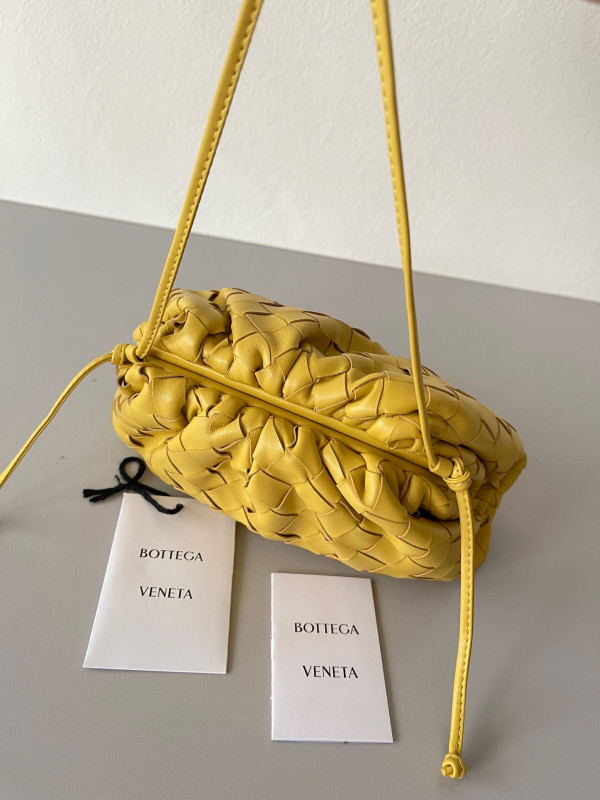 Bo*te*ga ve*ne*ta mini pouch