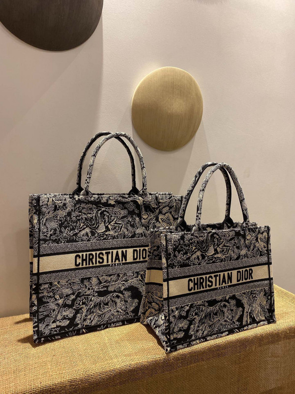 large D*or book tote