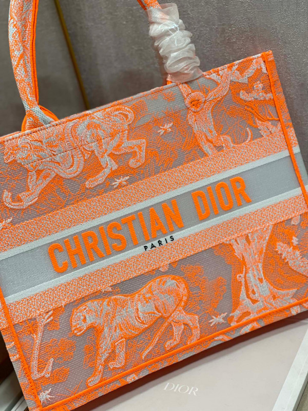 medium D*or book tote