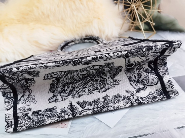 D*or book tote