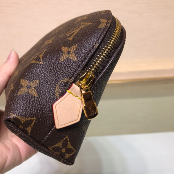 l**is V*t*n cosmetic pouch gm