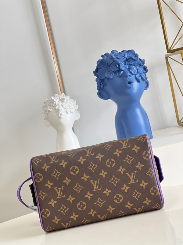 l**is V*t*n dopp kit toilet pouch