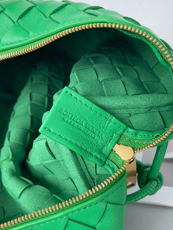 Bo*te*ga ve*ne*ta small loop camera bag