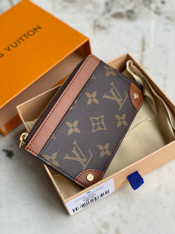 l**is V*t*n multi card holder trunk