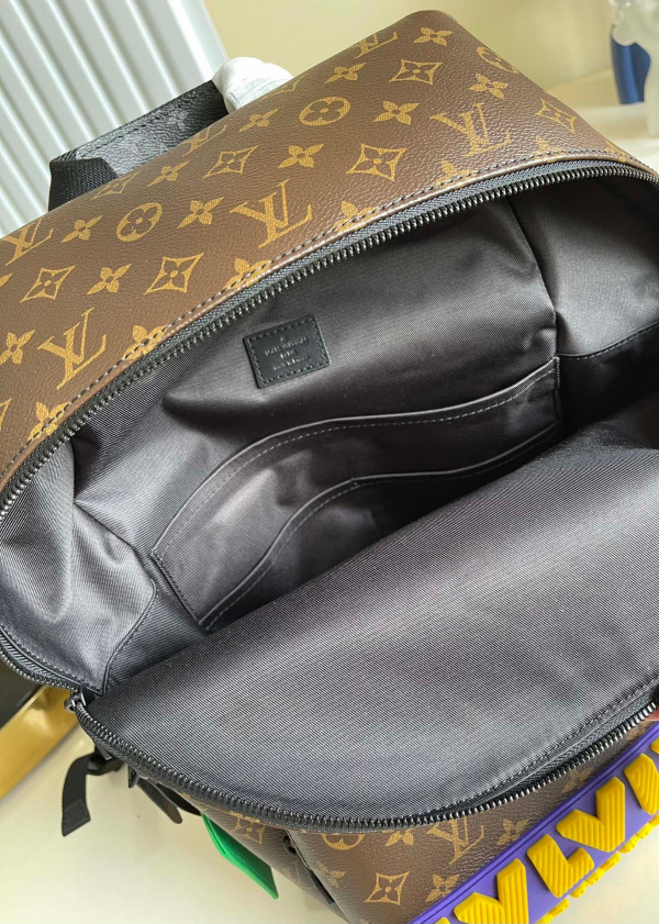 l**is V*t*n discovery backpack