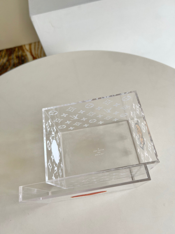 l**is V*t*n transparent box