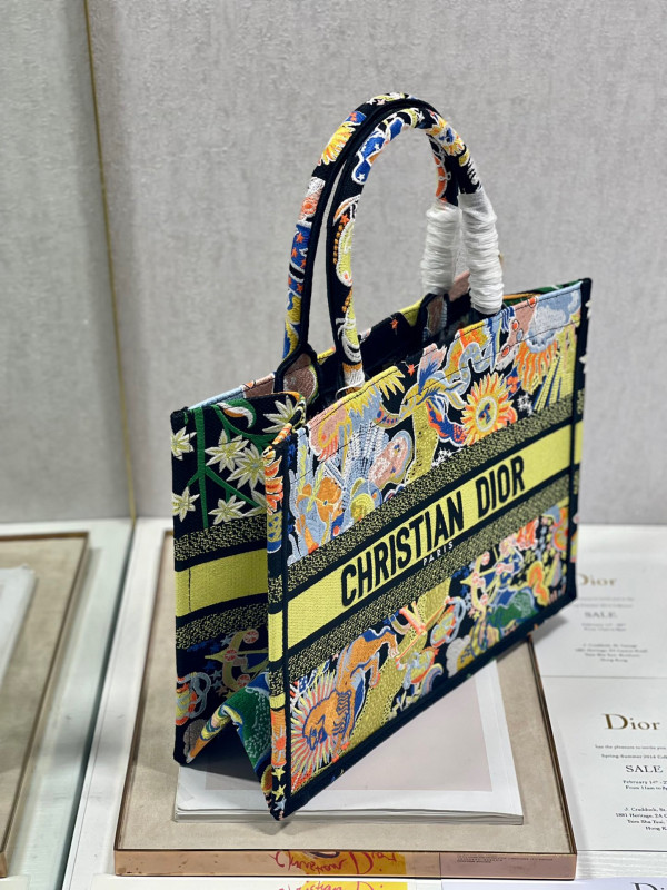 medium D*or book tote