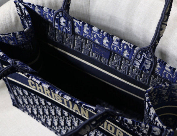 medium D*or book tote