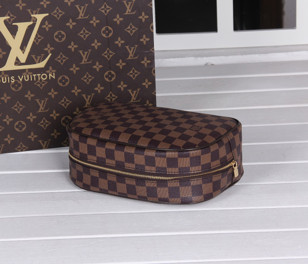 l**is V*t*n toiletry bag