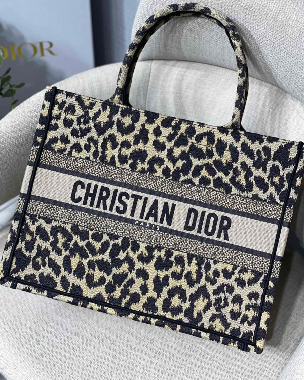 medium D*or book tote