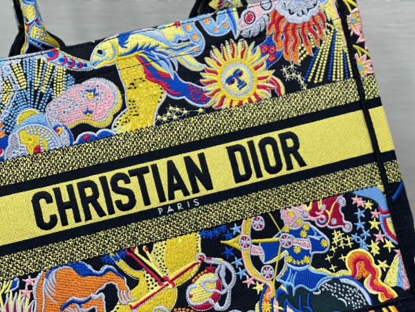medium D*or book tote