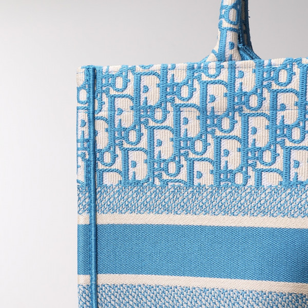 medium D*or book tote