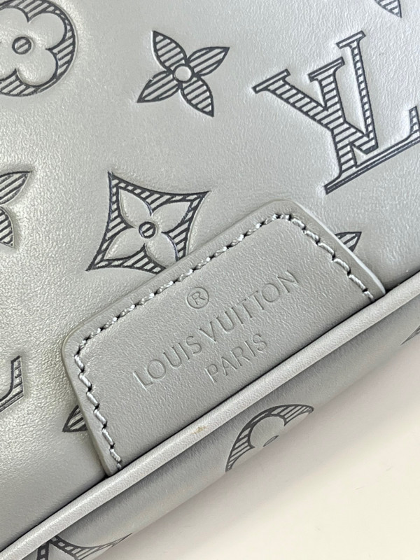 l**is V*t*n discovery bumbag