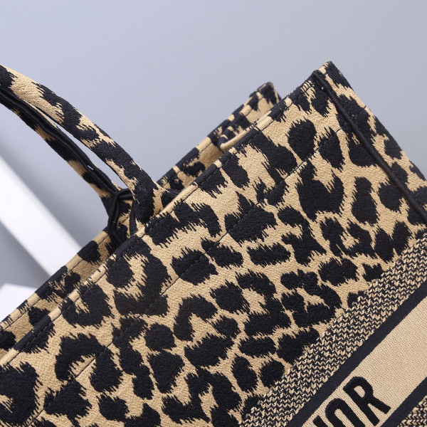 large D*or book tote