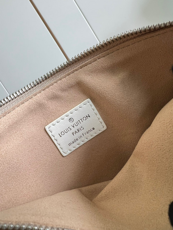 l**is V*t*n coussin bb