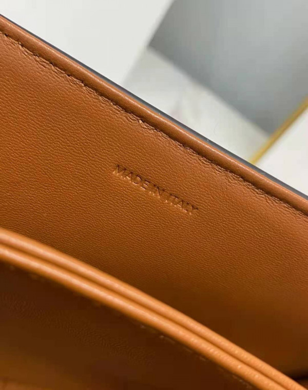 Ce**e medium triomphe bag