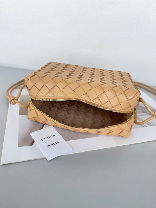 Bo*te*ga ve*ne*ta small loop camera bag