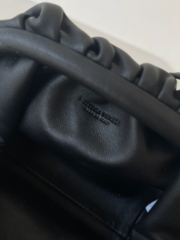 Bo*te*ga ve*ne*ta mini pouch