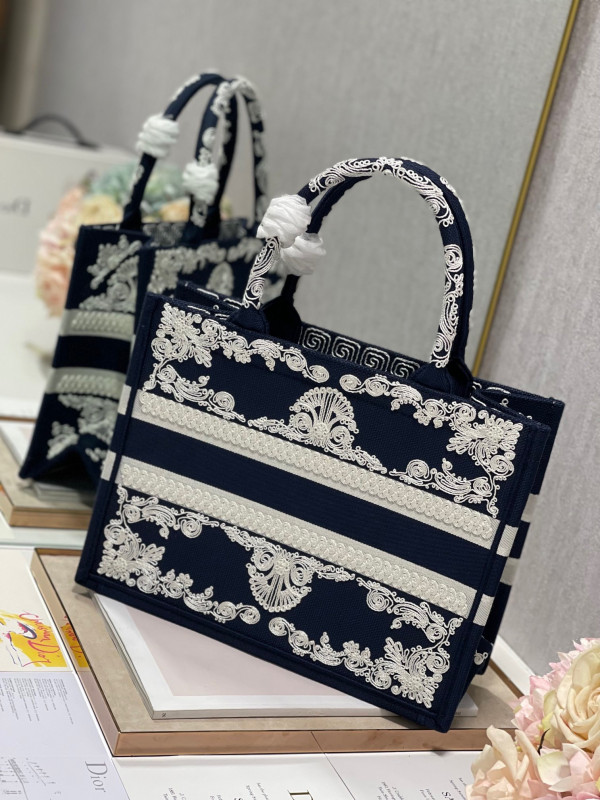 medium D*or book tote