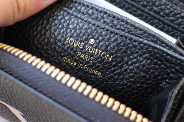 l**is V*t*n zippy coin purse
