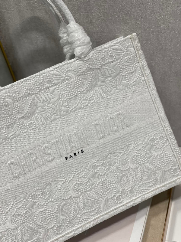 medium D*or book tote